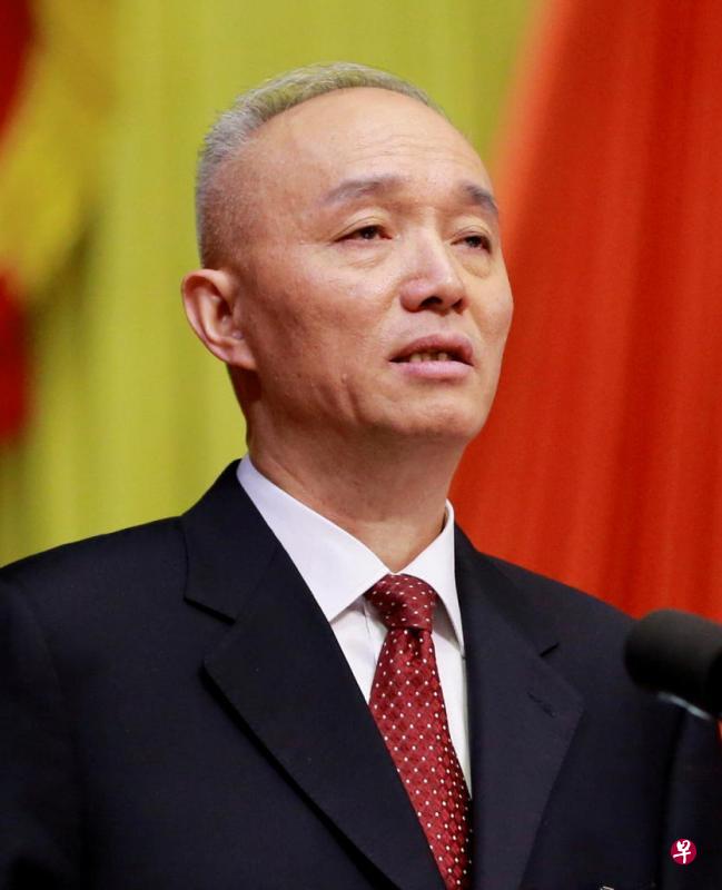 从2013年11月到昨天，蔡奇（左）的职务在不到四年时间里发生了五次变化。相对于蔡奇的“大器晚成”，今年53岁的陈吉宁（右）属于“少年得志”（路透社、中新社）