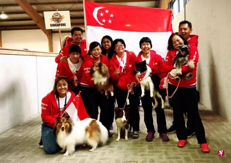 到荷兰参加世界敏捷犬公开赛的我国团队。(陈美霞提供) 到荷兰参加世界敏捷犬公开赛的我国团队。(陈美霞提供)