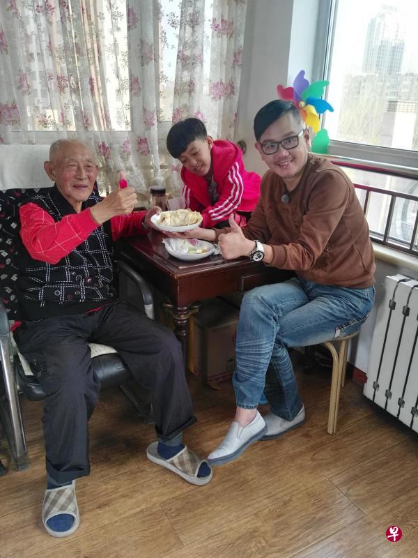 李偲菘(右)到哈尔滨探访张泽禹和他的曾祖父。(李偲菘提供照片) 李偲菘(右)到哈尔滨探访张泽禹和他的曾祖父。(李偲菘提供照片)