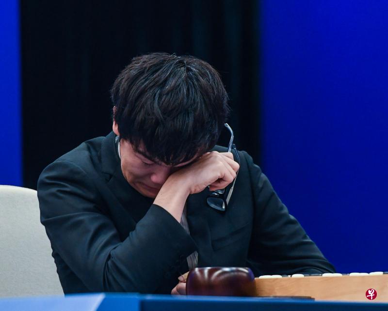 陷入难以逾越的劣势,19岁中国棋王柯洁在比赛中一度情绪失控,擦拭眼泪。(新华社) 陷入难以逾越的劣势,19岁中国棋王柯洁在比赛中一度情绪失控,擦拭眼泪。(新华社)