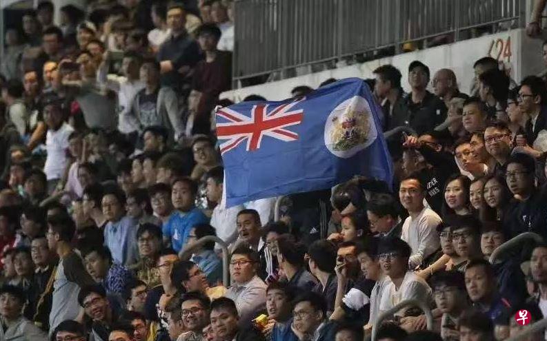 香港东方龙狮足球队上月25日主场迎战广州恒大的亚冠杯G组分组赛中,主队观众席上有球迷展示港英旗(互联网图片) 香港东方龙狮足球队上月25日主场迎战广州恒大的亚冠杯G组分组赛中,主队观众席上有球迷展示港英旗(互联网图片)