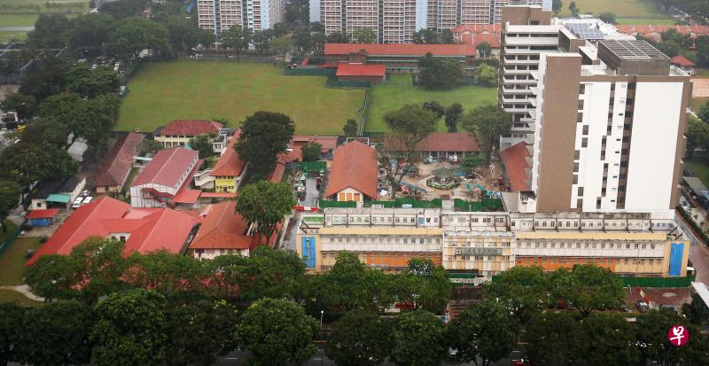 广惠肇留医院目前用于设立临时病房的地段（图左，红色矮楼区域），今年下半年后将交还给土地管理局，以兴建首个汇集慢性病患单位的综合诊疗所大楼。（叶振忠摄）