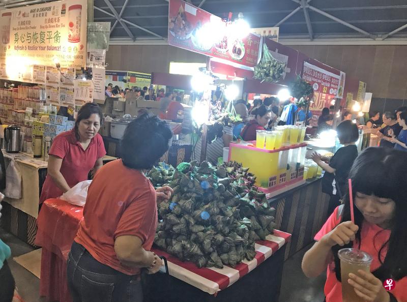 今年食品展上肉粽热销。 今年食品展上肉粽热销。