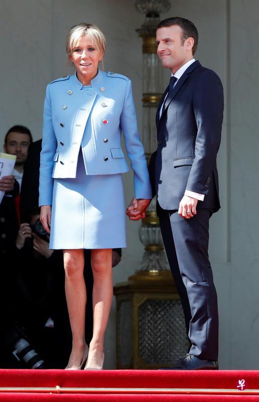 39岁法国新任总统马克龙(右)和64岁夫人布莉姬的“老少配”成为媒体热点。(路透社) 39岁法国新任总统马克龙(右)和64岁夫人布莉姬的“老少配”成为媒体热点。(路透社)