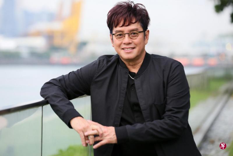 自称“永远25岁”的谭咏麟来新受访,外表容光焕发,言谈幽默风趣。(新明日报提供) 自称“永远25岁”的谭咏麟来新受访,外表容光焕发,言谈幽默风趣。(新明日报提供)