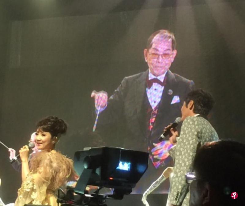 顾嘉煇2015年带五弟子登上圣淘沙名胜世界舞台,他出现在台上大荧幕。(档案照) 顾嘉煇2015年带五弟子登上圣淘沙名胜世界舞台,他出现在台上大荧幕。(档案照)