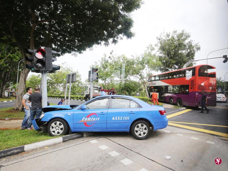 德士失控撞向博文中学附近的交通灯,车头毁损,汽车防撞杆也脱落。巴士则把路边多棵大树撞倒,冲击力强大。(陈福洲摄) 德士失控撞向博文中学附近的交通灯,车头毁损,汽车防撞杆也脱落。巴士则把路边多棵大树撞倒,冲击力强大。(陈福洲摄)