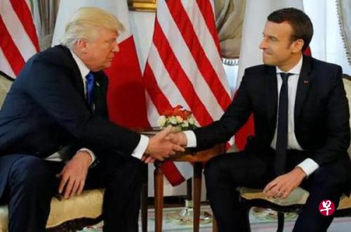 马克龙(右)与特朗普握手持续好几秒,最后特朗普先松开了紧握着的手。(互联网) 马克龙(右)与特朗普握手持续好几秒,最后特朗普先松开了紧握着的手。(互联网)