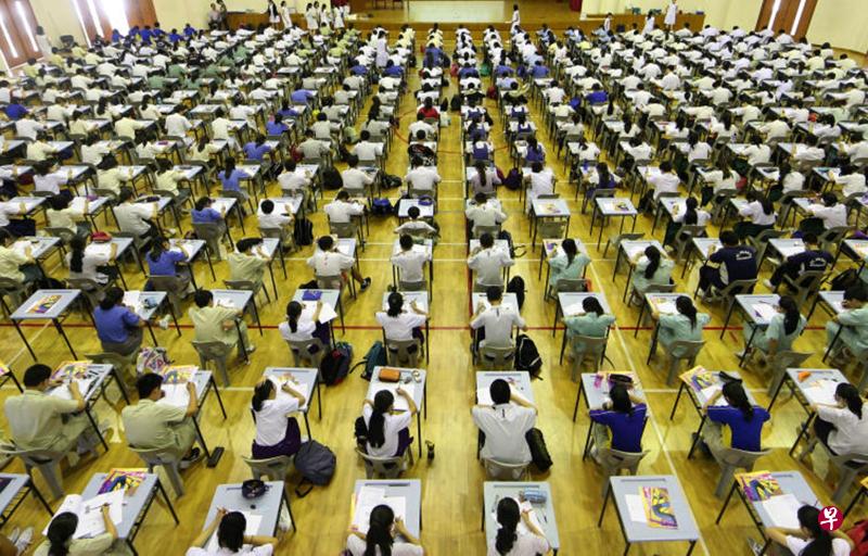 学生们在考场内考试。(示意图) 学生们在考场内考试。(示意图)