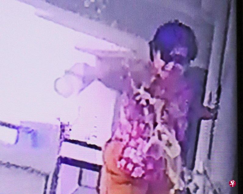 戴着墨镜的恶嫂如今以公共滋扰罪被逮捕。(档案照) 戴着墨镜的恶嫂如今以公共滋扰罪被逮捕。(档案照)