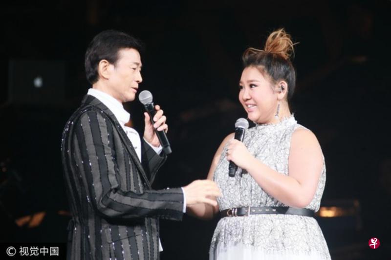 郑少秋(左)邀请女儿郑欣宜合唱,场面感人。(图/CFP) 郑少秋(左)邀请女儿郑欣宜合唱,场面感人。(图/CFP)