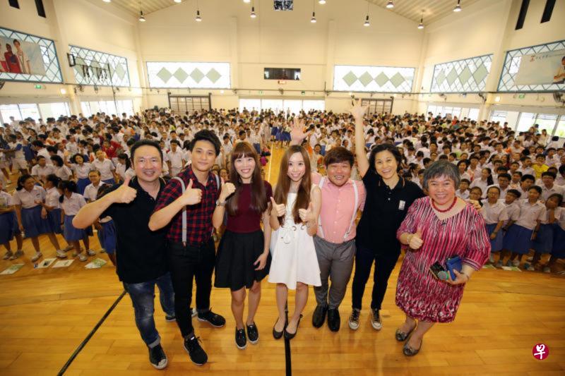 华义中学的新谣音乐分享会结束前,全体同学与弹唱人“新谣新声代”歌唱组合及老师合影。 华义中学的新谣音乐分享会结束前,全体同学与弹唱人“新谣新声代”歌唱组合及老师合影。