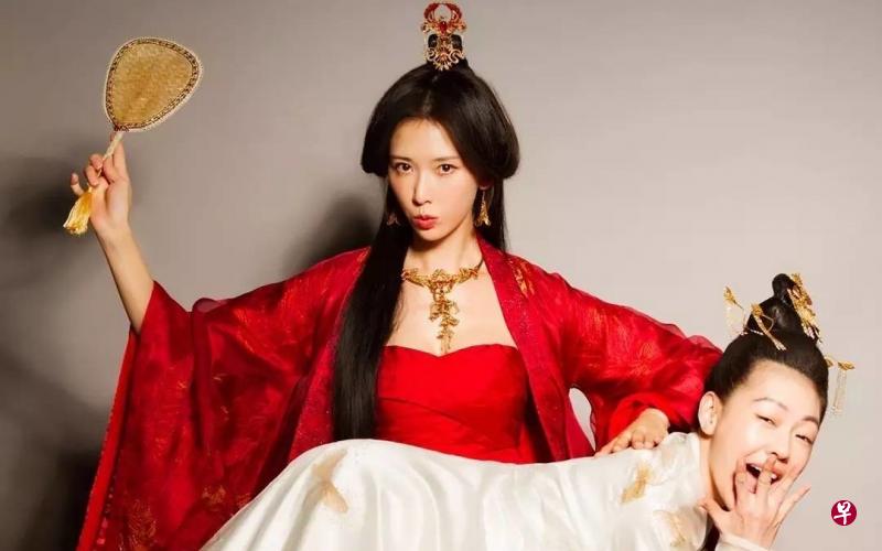 小S与林志玲在《吃吃的爱》片里大斗法。 小S与林志玲在《吃吃的爱》片里大斗法。