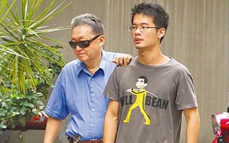 李敖在儿子李戡(右)到医院给力后,病情有起色,已转到普通病房休养。(网络图) 李敖在儿子李戡(右)到医院给力后,病情有起色,已转到普通病房休养。(网络图)