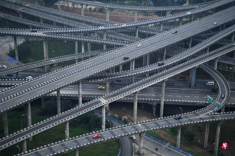 重庆主城区不少车辆穿梭在已经完工的黄桷湾立交桥上。这座立交桥有五层结构、15条匝道向八个方向延伸而去,被誉为“重庆主城最复杂立交桥”。(中新社) 重庆主城区不少车辆穿梭在已经完工的黄桷湾立交桥上。这座立交桥有五层结构、15条匝道向八个方向延伸而去,被誉为“重庆主城最复杂立交桥”。(中新社)
