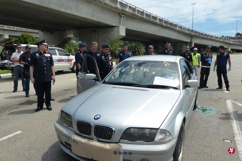 匪徒与警方爆发激烈枪战,事后匪车档风镜上留下15个弹孔。(中国报) 匪徒与警方爆发激烈枪战,事后匪车档风镜上留下15个弹孔。(中国报)