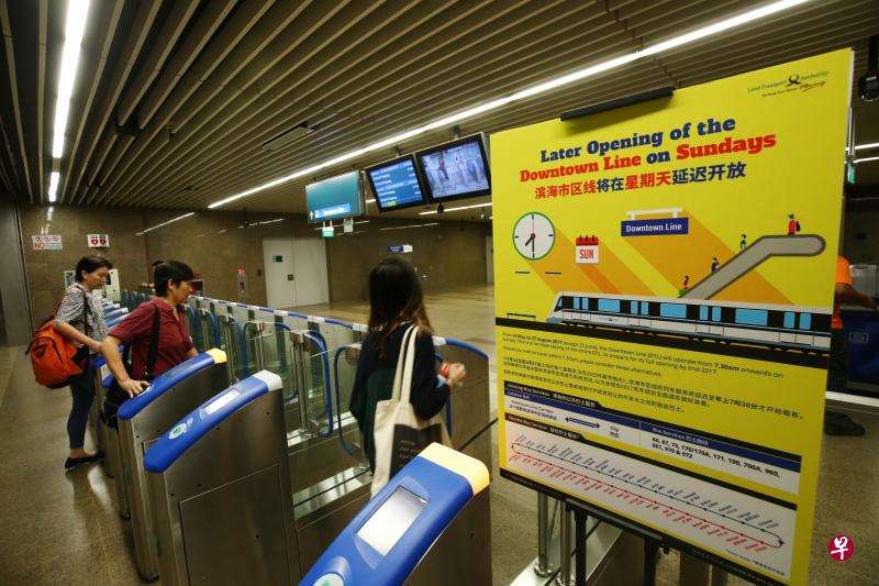 2017年5月14日是滨海市区线列车服务延迟开始载客的首个星期天,尽管当局事先在多个地铁站设立告示牌,仍有不少公众不知情。图为早上7点半开始载客后,乘客入闸。 2017年5月14日是滨海市区线列车服务延迟开始载客的首个星期天,尽管当局事先在多个地铁站设立告示牌,仍有不少公众不知情。图为早上7点半开始载客后,乘客入闸。