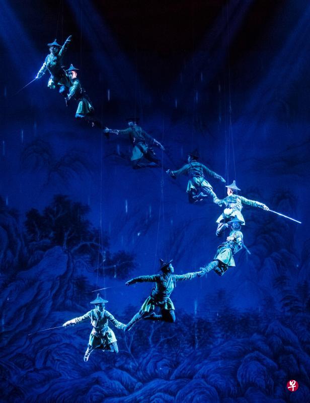 由广州市杂技艺术剧院呈献的大型杂技剧《笑傲江湖》将在本地上演,演出结合武术、舞台灯光与杂技等元素,向观众展现武侠文化的魅力。(主办方提供) 由广州市杂技艺术剧院呈献的大型杂技剧《笑傲江湖》将在本地上演,演出结合武术、舞台灯光与杂技等元素,向观众展现武侠文化的魅力。(主办方提供)