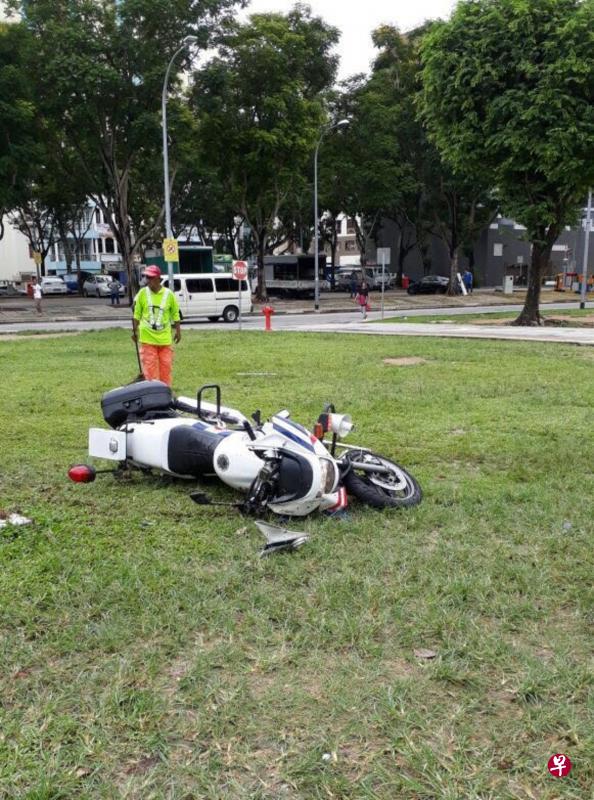 警曹长纳兹里乘坐的电单车因强大的撞击力,被抛飞至数十公尺外的草坪上。(读者提供) 警曹长纳兹里乘坐的电单车因强大的撞击力,被抛飞至数十公尺外的草坪上。(读者提供)