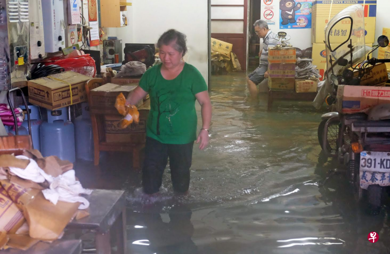 新北市金山区的民宅室内被水淹(法新社)。 新北市金山区的民宅室内被水淹(法新社)。