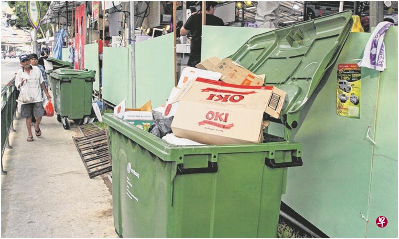 芽笼士乃一带的饮食摊位,后面的行车道上摆放着不少没盖上的垃圾桶。(海峡时报) 芽笼士乃一带的饮食摊位,后面的行车道上摆放着不少没盖上的垃圾桶。(海峡时报)