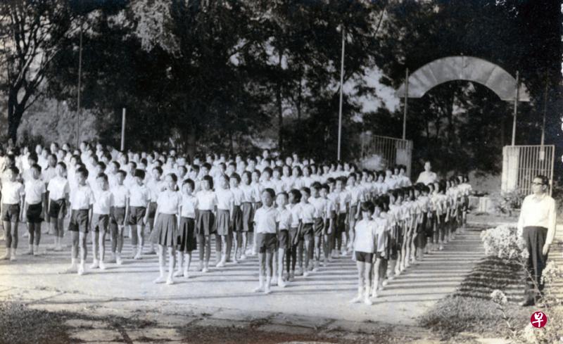 50年代乡村小学的升旗礼。 50年代乡村小学的升旗礼。