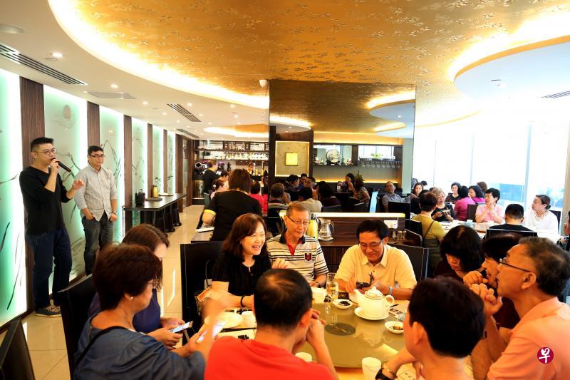 出席在鸿运楼(Lucky8)举行的“古早粤式点心宴”,早报读者品尝古早味点心,美食达人叶荣生(左二)也现场讲解点心故事。左一为本报记者杨全龙。 出席在鸿运楼(Lucky8)举行的“古早粤式点心宴”,早报读者品尝古早味点心,美食达人叶荣生(左二)也现场讲解点心故事。左一为本报记者杨全龙。