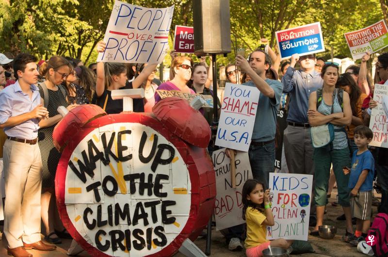 在白宫外头,数百民众高喊“可耻”口号,手举“退出《巴黎协定》是一场噩梦”等标语,抗议特朗普在气候治理问题上“开倒车”。(法新社) 在白宫外头,数百民众高喊“可耻”口号,手举“退出《巴黎协定》是一场噩梦”等标语,抗议特朗普在气候治理问题上“开倒车”。(法新社)