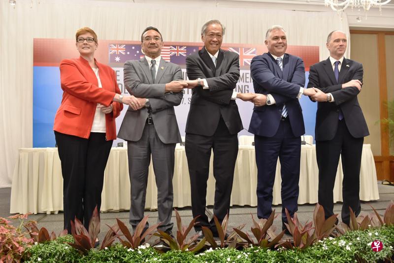 五国联防安排成员国重申,该组织仍是区域安全架构不可分割的部分,并表示将让现有观察员参与观察更多该组织的联合演习。左起为澳大利亚国防部长佩恩、马来西亚国防部长希山慕丁、我国国防部长黄永宏医生、新西兰国防部长米切尔及英国驻新加坡最高专员魏特曼。(国防部提供) 五国联防安排成员国重申,该组织仍是区域安全架构不可分割的部分,并表示将让现有观察员参与观察更多该组织的联合演习。左起为澳大利亚国防部长佩恩、马来西亚国防部长希山慕丁、我国国防部长黄永宏医生、新西兰国防部长米切尔及英国驻新加坡最高专员魏特曼。(国防部提供)