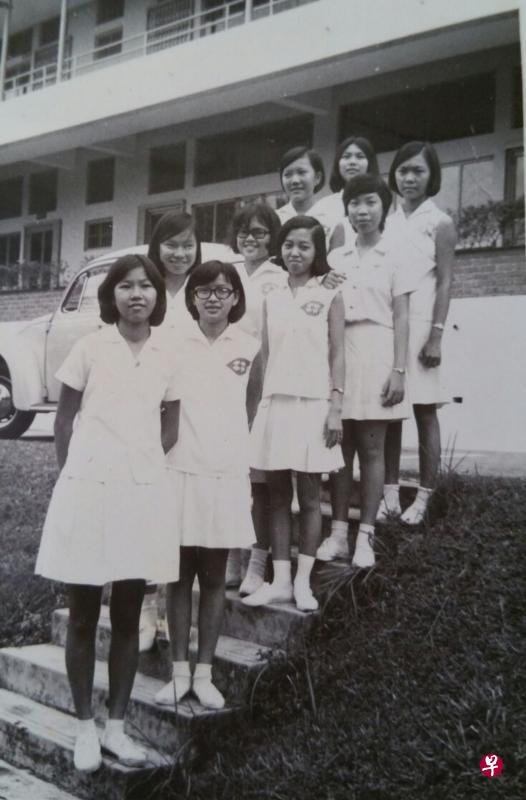 作者(梯级最高处,左一)与同学们身穿校服的合影,右图为中华女中校服铁钮扣及铁质叶形校徽。 作者(梯级最高处,左一)与同学们身穿校服的合影,右图为中华女中校服铁钮扣及铁质叶形校徽。