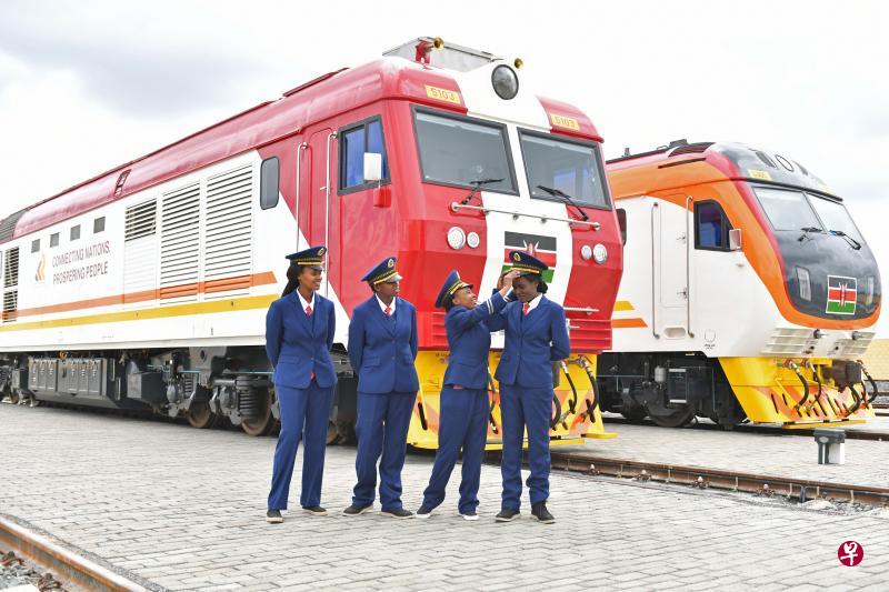 经过约50天训练,肯尼亚女司机们掌握了中国产内燃机车的驾驶程序。 (新华社) 经过约50天训练,肯尼亚女司机们掌握了中国产内燃机车的驾驶程序。 (新华社)