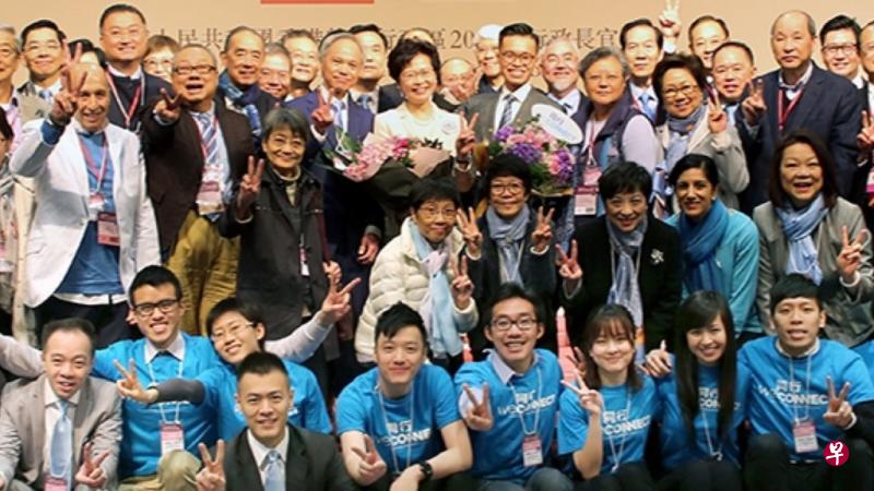 ▲林郑月娥(中央站者)胜选当天,多名“黄丝”现身支持,尤以严泽航(前排右一)及周定邦(前排右五)最引人注目。(林郑竞选办公室) ▲林郑月娥(中央站者)胜选当天,多名“黄丝”现身支持,尤以严泽航(前排右一)及周定邦(前排右五)最引人注目。(林郑竞选办公室)