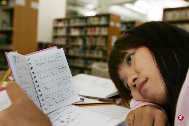 孩子每天被学校和补习中心的课业压得喘不过气,容易造成心理失调。(档案照/示意图) 孩子每天被学校和补习中心的课业压得喘不过气,容易造成心理失调。(档案照/示意图)