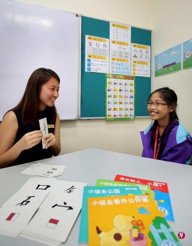 小学生彭玮婷每周到读写障碍协会上课,治疗师反复以字卡和游戏等方式帮她复习,帮助她理解并记住字的结构和意思。(龙国雄摄) 小学生彭玮婷每周到读写障碍协会上课,治疗师反复以字卡和游戏等方式帮她复习,帮助她理解并记住字的结构和意思。(龙国雄摄)