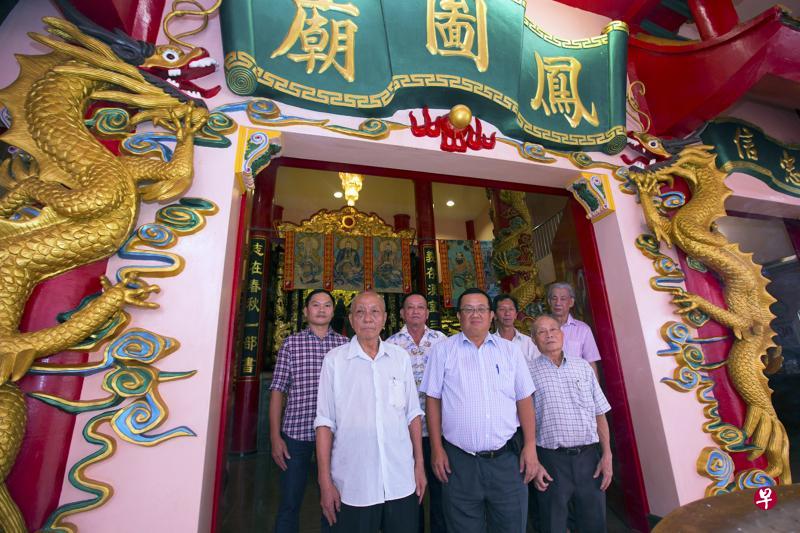 坐落在马西岭工业区3路的两层楼凤图庙,20多年前建成。前排左起为卓金本、林有义和张汉平;后排左起为李友德、李琅加、黄衤冀照和黄成华。(曾道明摄) 坐落在马西岭工业区3路的两层楼凤图庙,20多年前建成。前排左起为卓金本、林有义和张汉平;后排左起为李友德、李琅加、黄衤冀照和黄成华。(曾道明摄)