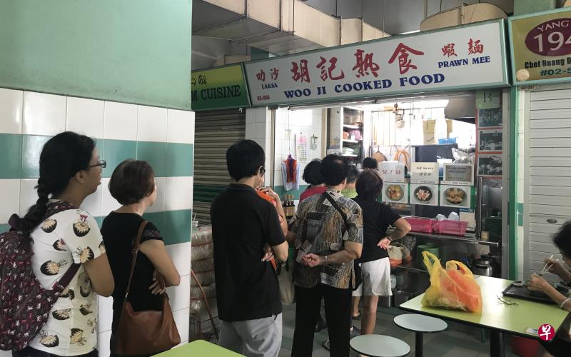 记者9时许抵达面档,发现档口前大排长龙。 记者9时许抵达面档,发现档口前大排长龙。