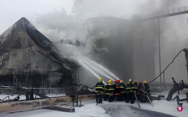 山东临沂一家化工企业昨天凌晨发生爆炸事故,消防人员经过15个小时的救援,下午将明火全部扑灭。(新华社) 山东临沂一家化工企业昨天凌晨发生爆炸事故,消防人员经过15个小时的救援,下午将明火全部扑灭。(新华社)