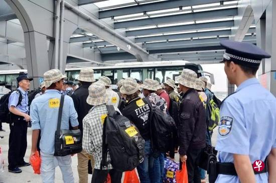 湘潭市公安机关今天将63名外籍违法人员全部安全遣送回国。(互联网) 湘潭市公安机关今天将63名外籍违法人员全部安全遣送回国。(互联网)