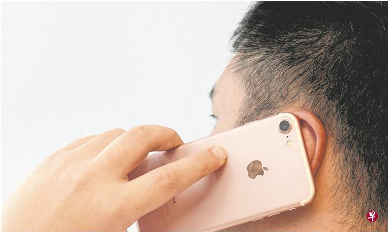 男生在学校使用iPhone 7手机,结果手机被学校没收三个月。(示意图) 男生在学校使用iPhone 7手机,结果手机被学校没收三个月。(示意图)