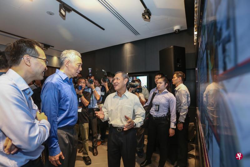 李显龙总理(左二)昨天为贪污举报与文物中心主持开幕仪式后,参观文物展区并同贪污调查局前助理局长黄怡裕(左三)等退休调查员交流。左一为贪污调查局局长黄宏冠。 李显龙总理(左二)昨天为贪污举报与文物中心主持开幕仪式后,参观文物展区并同贪污调查局前助理局长黄怡裕(左三)等退休调查员交流。左一为贪污调查局局长黄宏冠。