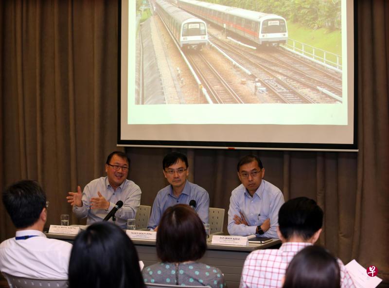 新隆高铁将在大士从高架转入地底,政府宣布征用莱佛士乡村俱乐部地段兴建多项交通设施。陆路交通管理局与新加坡土地管理管局举办联合记者会,出席的包括陆交局副局长蔡崇庆、陆交局局长鄞云斌和土管局局长陈文凯。 新隆高铁将在大士从高架转入地底,政府宣布征用莱佛士乡村俱乐部地段兴建多项交通设施。陆路交通管理局与新加坡土地管理管局举办联合记者会,出席的包括陆交局副局长蔡崇庆、陆交局局长鄞云斌和土管局局长陈文凯。