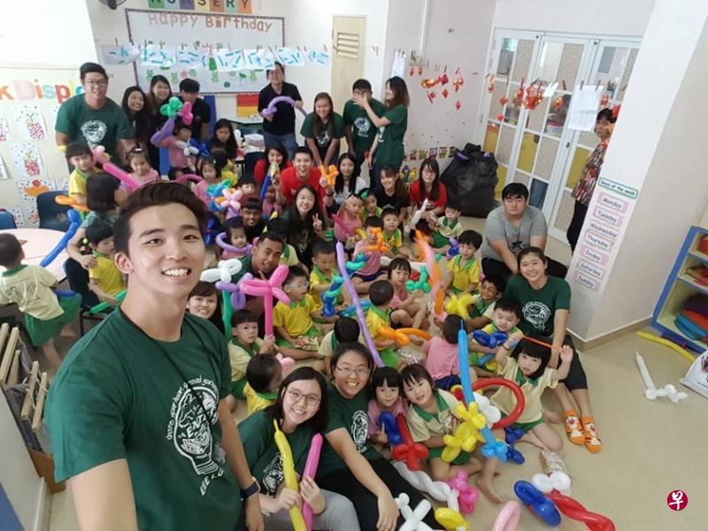 王志伟(前排左)表演后与小朋友们合照。(受访者提供) 王志伟(前排左)表演后与小朋友们合照。(受访者提供)