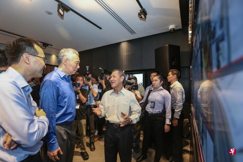 李显龙总理(左二)昨天为贪污举报与文物中心主持开幕仪式后,参观文物展区并同贪污调查局前助理局长黄怡裕(左三)等退休调查员交流。左一为贪污调查局局长黄宏冠。(梁伟康摄) 李显龙总理(左二)昨天为贪污举报与文物中心主持开幕仪式后,参观文物展区并同贪污调查局前助理局长黄怡裕(左三)等退休调查员交流。左一为贪污调查局局长黄宏冠。(梁伟康摄)