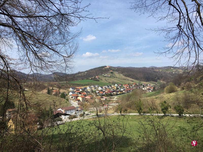 从城堡俯视塞夫尼察小镇。 从城堡俯视塞夫尼察小镇。