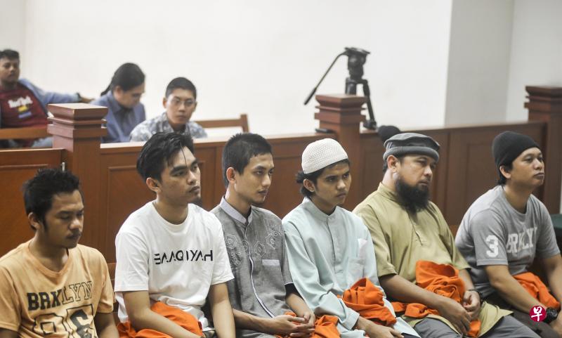 六名密谋攻击新加坡的印尼极端分子在东雅加达地方法庭聆听法官的宣判。左起为胡塔尤卢、延达、迪瓦、塔米兹、沙菲德罗及萨普特拉。(法新社) 六名密谋攻击新加坡的印尼极端分子在东雅加达地方法庭聆听法官的宣判。左起为胡塔尤卢、延达、迪瓦、塔米兹、沙菲德罗及萨普特拉。(法新社)