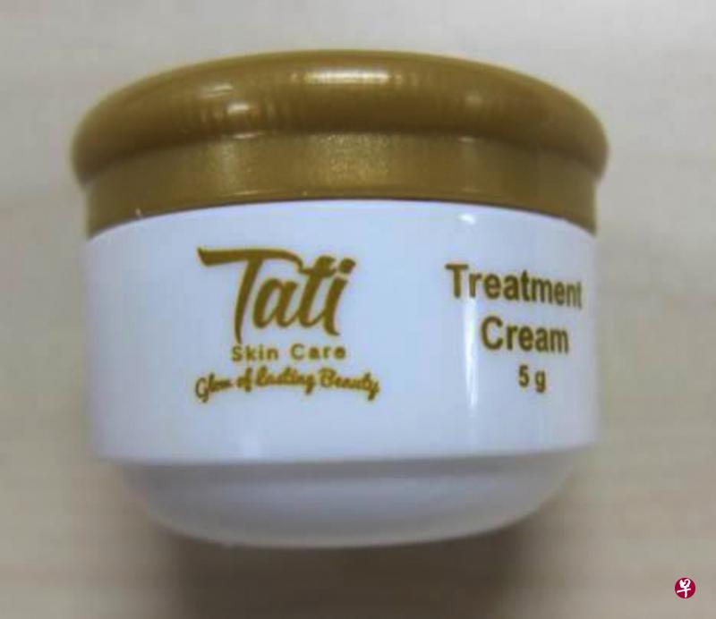 名为“Tati Skin Care 5 in 1”的护肤品系列包括日霜、夜霜、护理霜、防晒霜和洗面霜。(卫生科学局提供) 名为“Tati Skin Care 5 in 1”的护肤品系列包括日霜、夜霜、护理霜、防晒霜和洗面霜。(卫生科学局提供)
