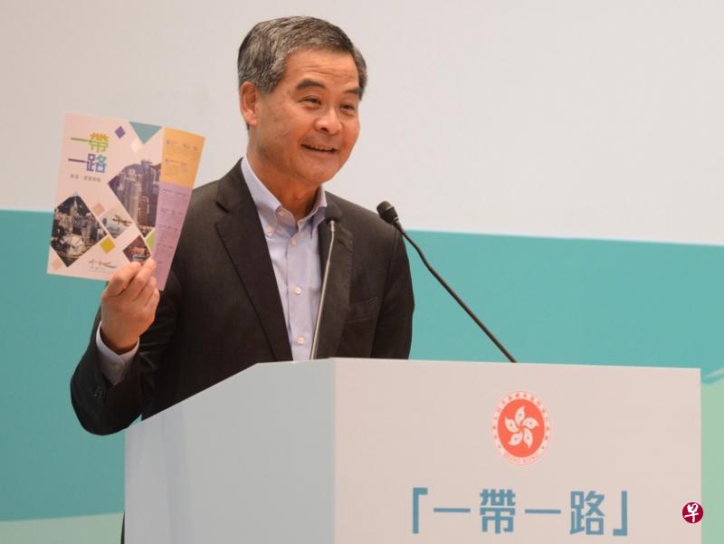 香港特首梁振英昨天出席“一带一路”经验分享会时,没有就弹劾动议作出回应。(中通社) 香港特首梁振英昨天出席“一带一路”经验分享会时,没有就弹劾动议作出回应。(中通社)