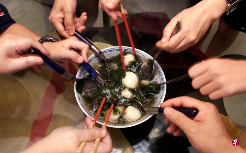 聚餐时,确保用公筷,避免多筷齐夹。(档案照) 聚餐时,确保用公筷,避免多筷齐夹。(档案照)