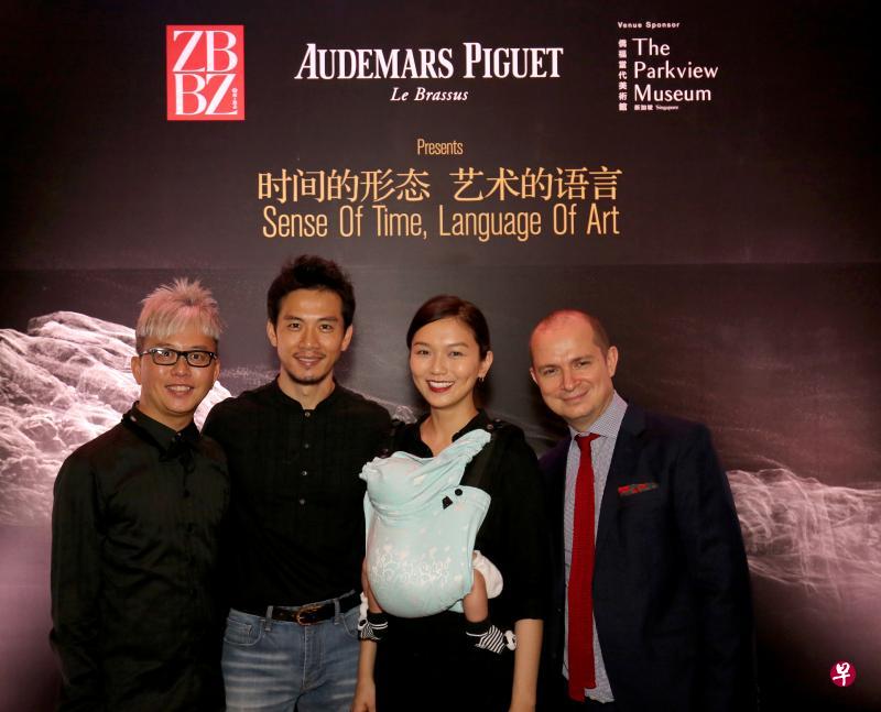 ZBBZ执行主编吴庆康(左一)、爱彼表东南亚经理Antonio Seward(右一)与明星艺人夫妇戚玉武和白薇秀合影。 ZBBZ执行主编吴庆康(左一)、爱彼表东南亚经理Antonio Seward(右一)与明星艺人夫妇戚玉武和白薇秀合影。