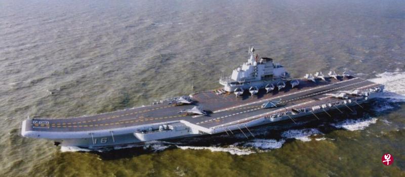 13架歼-15舰载机同时出现在辽宁舰上的照片最近曝光。(互联网) 13架歼-15舰载机同时出现在辽宁舰上的照片最近曝光。(互联网)